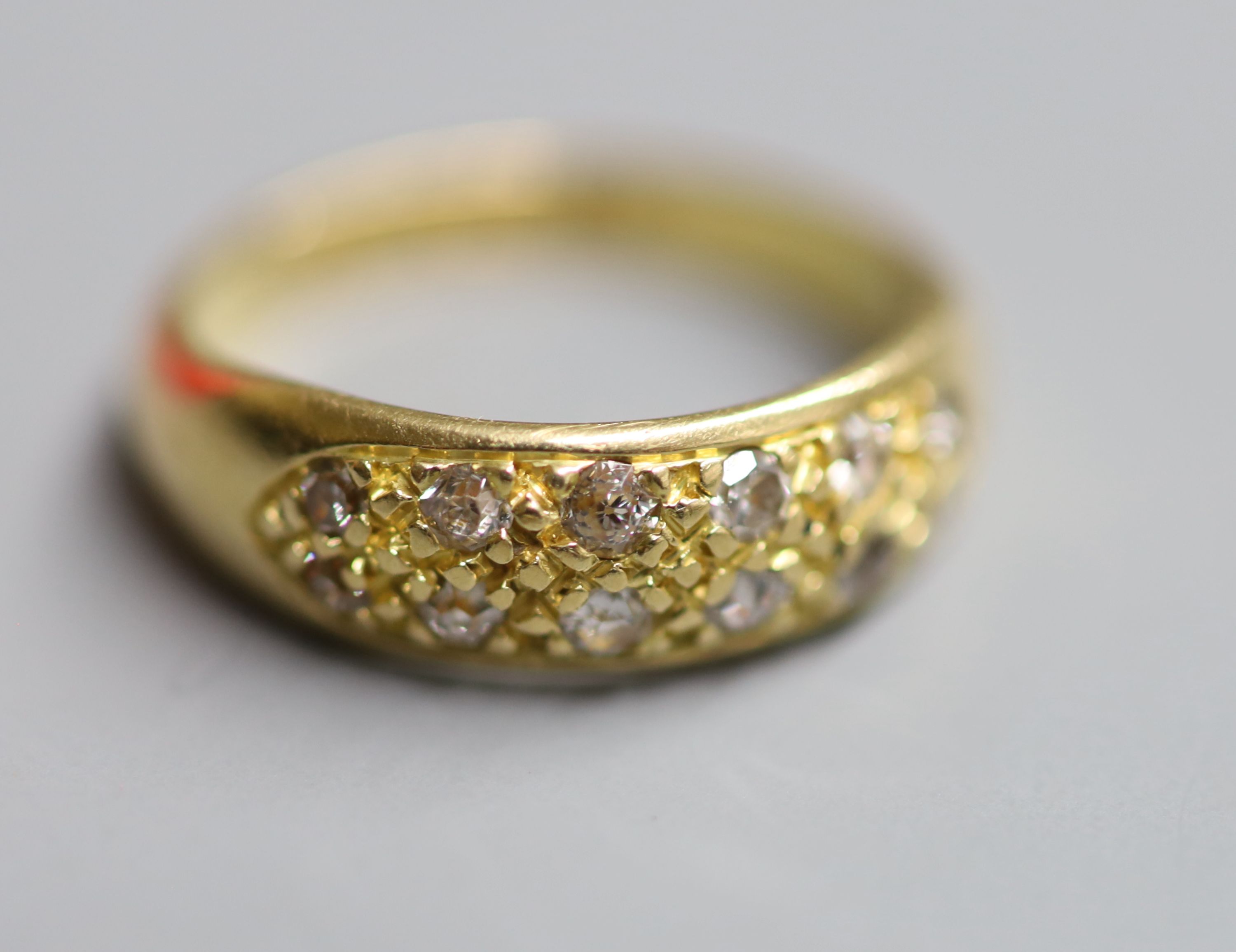 A modern 18ct gold and twelve stone diamond chip set cluster ring, size K, gross 3.7 grams.